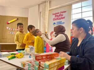 Diş muayenesi ve eğitimleriyle sağlıklı dişler için bilinçlenme.