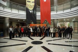 Türk bayrağı ve Atatürk portresiyle, İstanbul'daki basın merkezinde toplu fotoğraf.