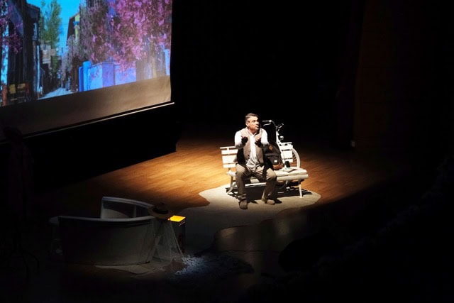 Tiyatro sahnesinde oyuncu performansı ve sahne dekorlarıyla kaliteli gösterim.