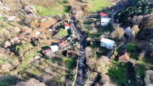Bozkır ve ağaçlarla çevrili kırsal bölgedeki köy ve evler, doğa ve yaşamın uyumunu yansıtıyor.