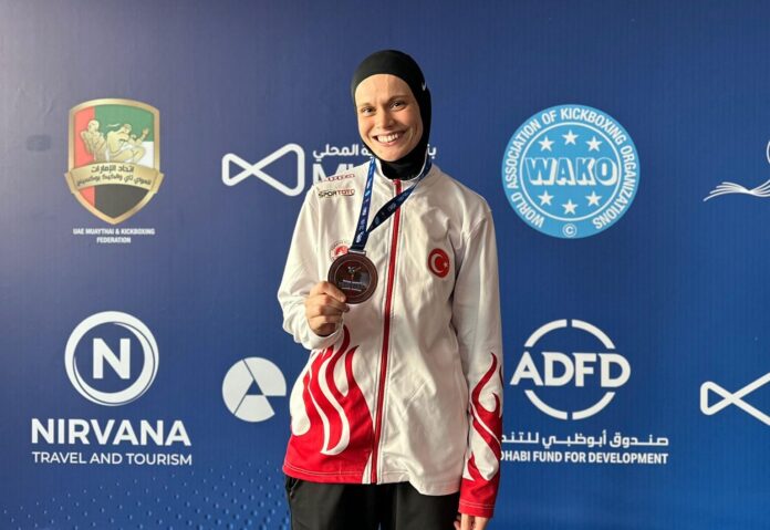 Ayşe Kaplan, Abu Dabi'deki Dünya Kick Boks Şampiyonası'nda 60 kiloda üçüncü oldu