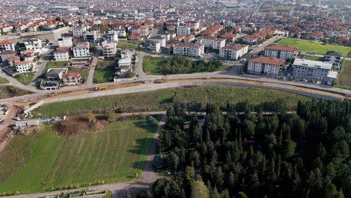 Dron tarafından çekilen, yeni konut ve park alanlarını gösteren yüksek çözünürlüklü görüntü.