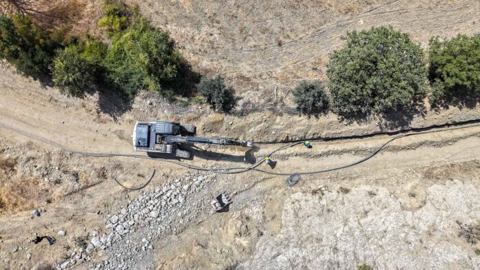 Gelişmiş iş makineleriyle altyapı ve yol çalışmaları.
