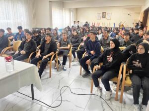 Gençler toplantısı, eğitim ve motivasyon etkinliği. Öğrencilerin katılımıyla gerçekleşen okul içi organizasyon.