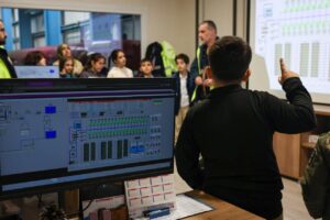 Modern enerji sistemleri ve otomasyon eğitimleri, öğrenciler ve katılımcılar için uygulamalı teknikler ile anlatılıyor.