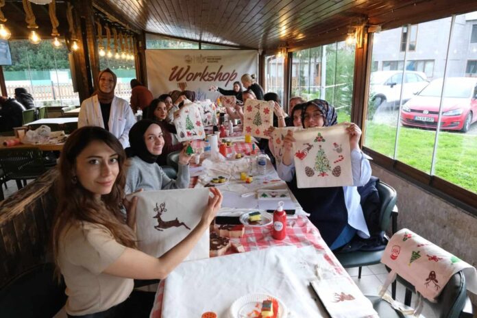 El işi yılbaşı süsleri yaparken eğlenceli anlar.