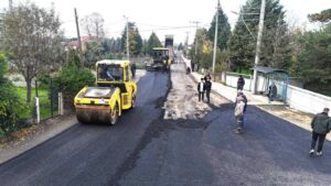 Yol çalışmalarında asfalt serimi ve yenileme faaliyetleri gerçekleştiriliyor.