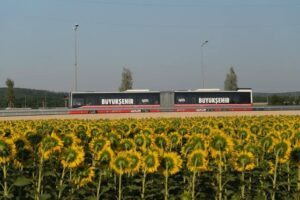 Şilebaşı'nda büyükşehir tramvayı yolculuğu, modern ulaşım hizmetleri.
