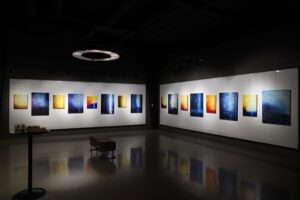 Sanat sergisi ve çağdaş eserler, modern galeri ortamında opti odaklı.