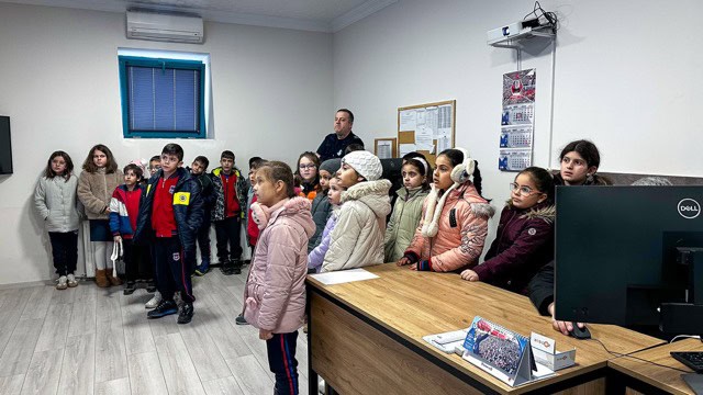 Çocuklar ve öğretmenler, basın merkezinde eğitim ve bilgi alıyor.