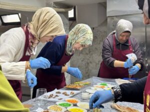 Marifetli kadın aşçılar, sağlıklı ve lezzetli yemekler yapıyor.