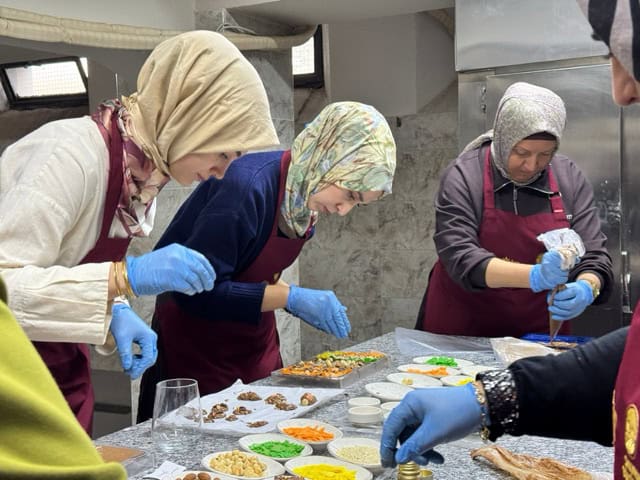 Marifetli kadın aşçılar, sağlıklı ve lezzetli yemekler yapıyor.