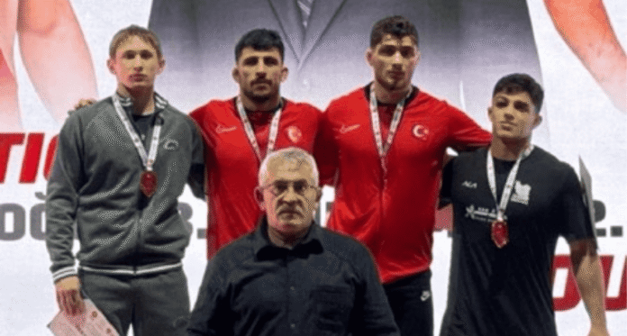 Antrenman yapan ve madalya kazanan sporcuların fotoğrafı, başarı ve spor etkinliği vurgusu.