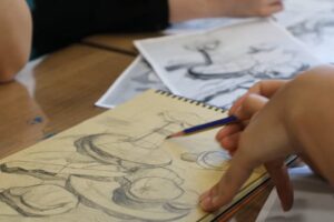 Sanat ve tasarım atölyeleri, çizim ve resim atölyeleri, yaratıcı etkinlikler.