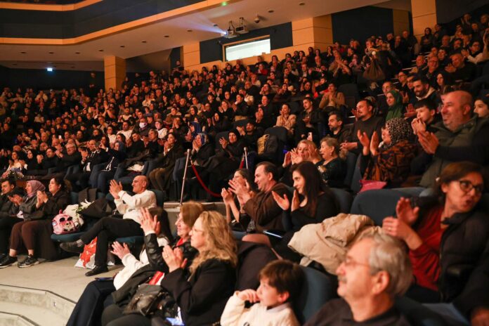 SAMEK'in 60 kişilik korosu, ilk konserinde izleyicilerden tam not aldı