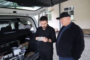 Toprak analizi yapan uzmanlar ve ekipmanlar, toprak sağlığını ve verimliliğini ölçmek için sahada ça.