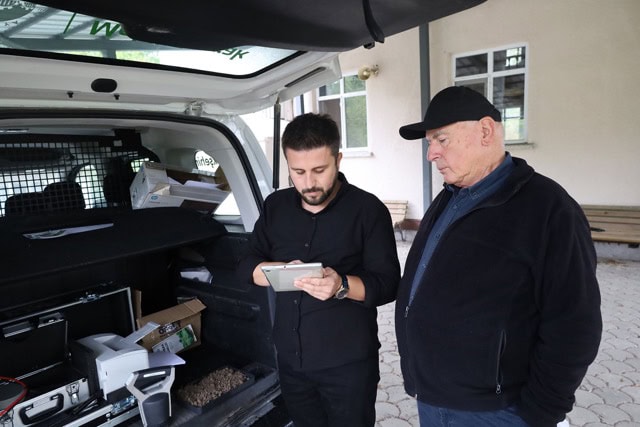 Toprak analizi yapan uzmanlar ve ekipmanlar, toprak sağlığını ve verimliliğini ölçmek için sahada ça.