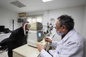 Büyükşehir, Yaşlılara Tıp Merkezi’nde Çiçeklerle Karşılama ve Sağlık Desteği Sundu