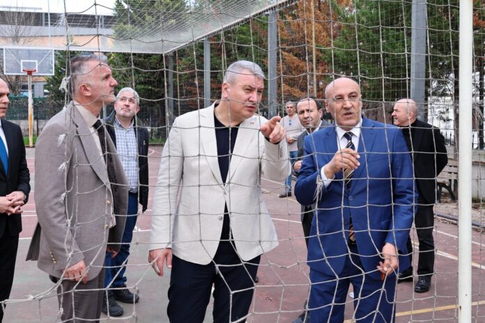 Başkan Osman Çelik, Serdivan’da Eğitimciler ve Gençlerle Görüş Alışverişinde Bulundu