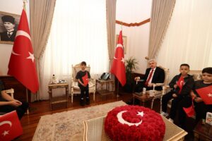 Sakarya’da 23 Nisan Ulusal Egemenlik ve Çocuk Bayramı’nda Öğrenciler Valilikte Temsili Görevde Buluştu