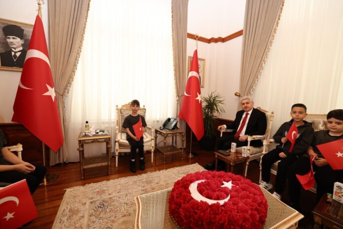 Sakarya’da 23 Nisan Ulusal Egemenlik ve Çocuk Bayramı’nda Öğrenciler Valilikte Temsili Görevde Buluştu