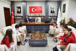 Adapazarı Osmanbey İlkokulu Öğrencileri 23 Nisan’da Müdürlük Koltuğuna Temsili Olarak Oturdu