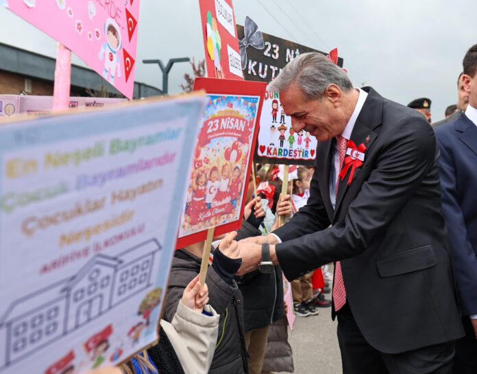Sakarya'da 23 Nisan Kutlamaları Arifiye İlkokulu'nda Renkli Görüntülere Sahne Oldu
