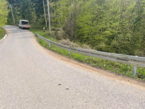 Hendek Hicriye Mahallesi’nde Yol Güvenliği İçin Çelik Bariyerler Montajlandı