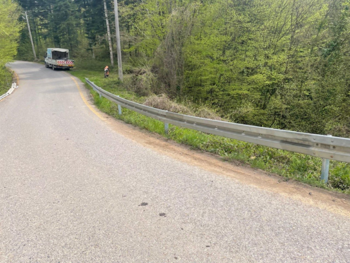 Hendek Hicriye Mahallesi’nde Yol Güvenliği İçin Çelik Bariyerler Montajlandı