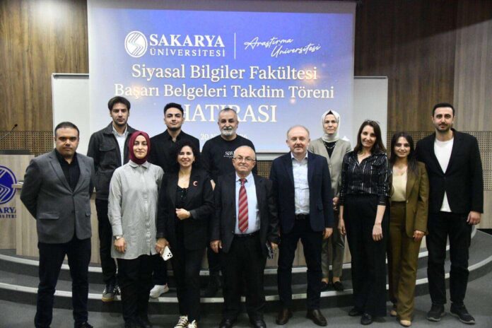 Sakarya Üniversitesi Siyasal Bilgiler Fakültesi’nde Başarı Belgeleri Törenle Verildi