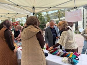 Sakarya Üniversitesi'nde El Emeği Ürünlerle İhtiyaç Sahibi Aileye Destek Sağlandı
