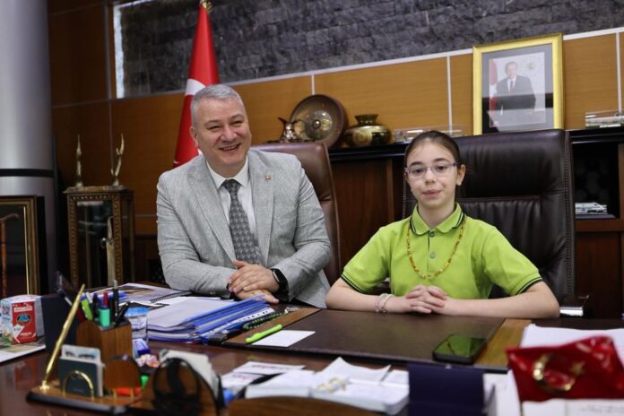 Serdivan’da 23 Nisan’da Belediye Başkanlık Koltuğu Öğrencilere Sembolik Olarak Devredildi